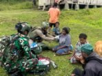 Pos Okpol Yonif 751/VJS dan Pos Brimob RRI menyusuri area kampung sambil berinteraksi langsung dengan masyarakat
