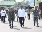 Kehadiran Bupati Mimika dalam upacara pembukaan TMMD Ke-128 disambut langsung oleh Dansatgas TMMD dari Kodim 1710/Mimika
