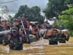 Anggota Kodim 1417/Kendari bersama Tim SAR membatu warga terdampak banjir