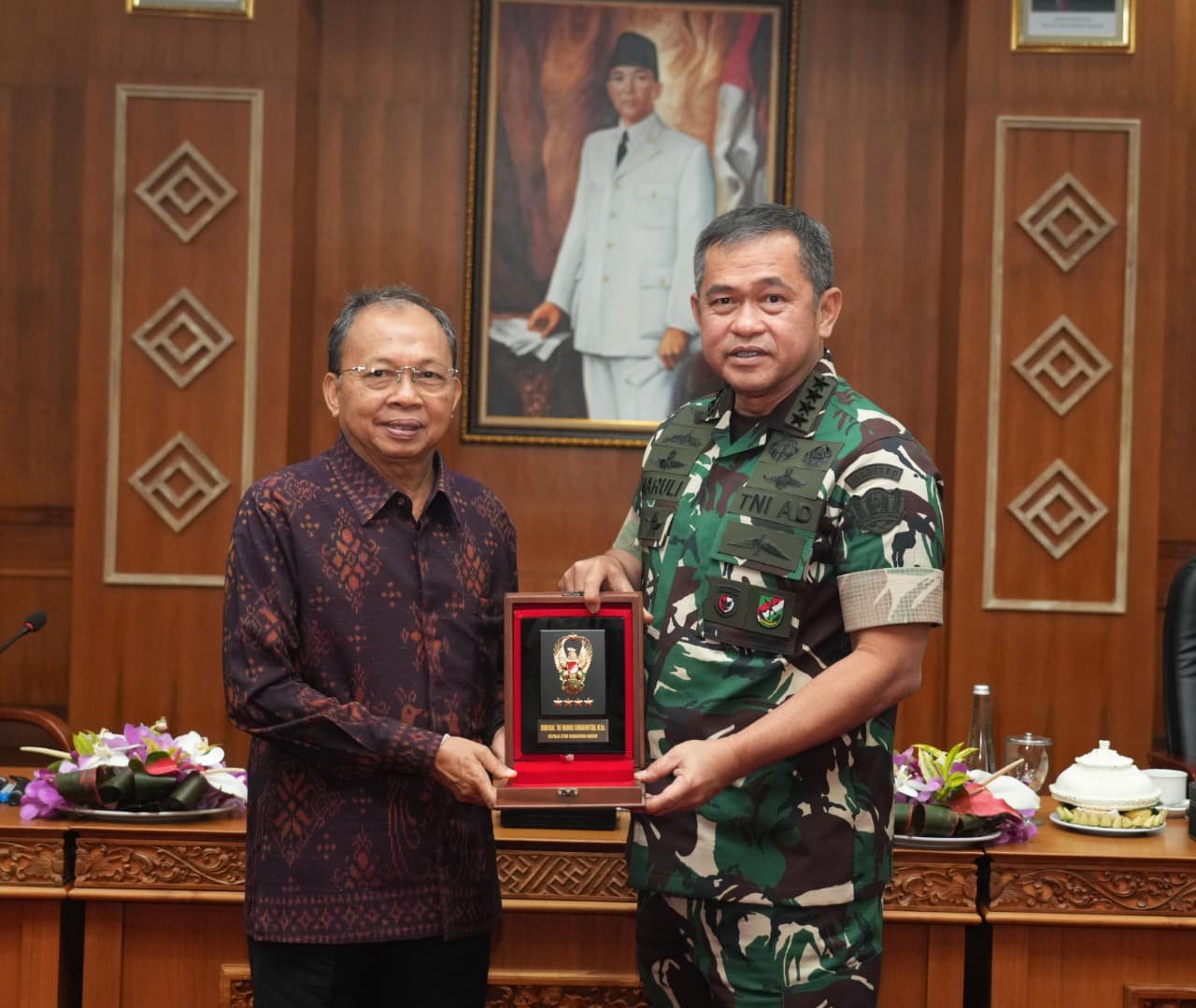 Kepala Staf Angkatan Darat (Kasad) Jenderal TNI Maruli Simanjuntak, M.Sc., bersama Gubernur Bali I Wayan Koster