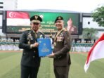Kepala Staf Angkatan Darat (Kasad) Jenderal TNI Maruli Simanjuntak, M.Sc., bersama Chief of Army Singapore Army, Major General Cai Dexian