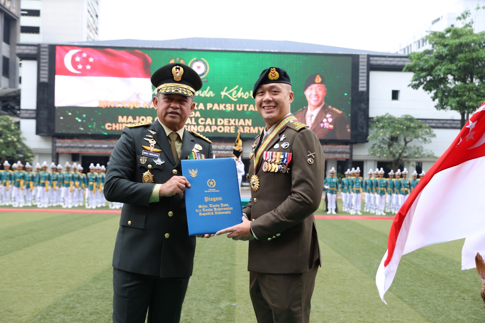 Kepala Staf Angkatan Darat (Kasad) Jenderal TNI Maruli Simanjuntak, M.Sc., bersama Chief of Army Singapore Army, Major General Cai Dexian
