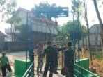 Pengecatan Besi Pengaman Jembatan oleh Satgas TMMD Kodim 0813/Bojonegoro