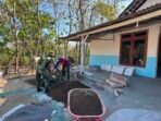 Kebersamaan Tim TMMD Dalam Membangun RTLH Ibu Jasmiati