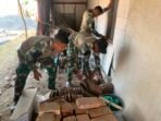 Kerja Sama Tim TMMD Mempercepat Pemasangan Jendela Rumah Ibu Wagini