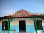 Pengecatan RTLH Bapak Samijan oleh Satgas TMMD Kodim 0813/Bojonegoro