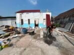 Proses Pengecatan dan Pemasangan Atap di RTLH Bapak Koko Margono