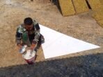 Pemasangan Pintu dan Pengecatan RTLH Ibu Jasmiati oleh Satgas TMMD Kodim 0813/Bojonegoro