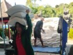 Babinsa Selat Kawal Penyaluran Beras Bulog untuk Ratusan Warga Klungkung Babinsa Selat Kawal Penyaluran Beras Bulog untuk Ratusan Warga Klungkung