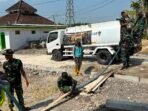 Antusiasme Warga Desa Krebet Terhadap Distribusi Air Bersih Satgas TMMD Ke-129