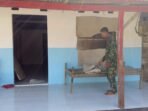 Pemasangan Pintu dan Pengecatan Rumah Ibu Wagini dalam TMMD Ke-129