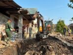 Optimalisasi Excavator dalam Pembangunan Drainase di Masjid Krebet Optimalisasi Excavator dalam Pembangunan Drainase di Masjid Krebet