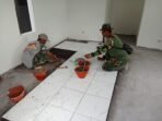 Proses Finishing TMMD Ke-129, Satgas Kodim 0813/Bojonegoro Pasang Keramik Musala dan MCK Proses Finishing TMMD Ke-129, Satgas Kodim 0813/Bojonegoro Pasang Keramik Musala dan MCK