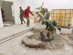 Kerja Sama Satgas TMMD dalam Pemasangan Keramik di Kesongo–Sukorame Kerja Sama Satgas TMMD dalam Pemasangan Keramik di Kesongo–Sukorame