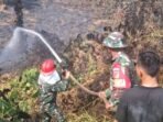 Sinergi TNI dan Damkar Berhasil Taklukkan Kebakaran Lahan di Desa Warembungan