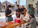 Lindungi Warga dari Rabies, Babinsa Selemadeg Timur Kawal Vaksinasi Hewan di Desa Beraban