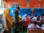Babinsa Salobukkang Awasi Distribusi Makanan Bergizi di SDN 11 Tanrutedong