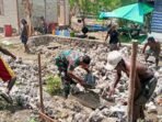 Gotong Royong Babinsa dan Warga Pulau Gebe Bangun Rumah Warga Kurang Mampu Gotong Royong Babinsa dan Warga Pulau Gebe Bangun Rumah Warga Kurang Mampu