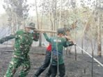 Antisipasi Api Susulan, Danramil Nanga Pinoh Instruksikan Pendinginan Lahan Terbakar Antisipasi Api Susulan, Danramil Nanga Pinoh Instruksikan Pendinginan Lahan Terbakar
