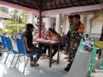 TNI Kawal Distribusi Bantuan Beras di Desa Selat, 586 Keluarga Jadi Sasaran TNI Kawal Distribusi Bantuan Beras di Desa Selat, 586 Keluarga Jadi Sasaran