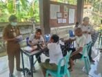 Babinsa Dawan Kaler Beri Pendampingan Layanan Kesehatan di Balai Banjar Kayehan