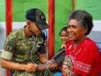Sinergi TNI dan Warga Supiori dalam Aksi Bersih Lingkungan dan Layanan Kesehatan