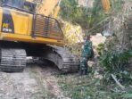 TNI Kawal Pembersihan Saluran Irigasi yang Tertimbun Material Gempa di Sambi Rampas