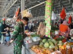 Pastikan Stok Pangan Aman, Babinsa Serma Asdar Cek Harga di Pasar Lawawoi