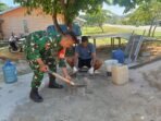 Wujudkan Hunian Layak, Babinsa Koptu Rendi Bantu Warga Elfanun Cetak Batako