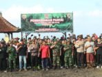 Peringati HUT TNI ke-81, Personel Gabungan Bersihkan Sampah di Pantai Yeh Gangga