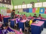 Dukung Kesehatan Masyarakat, Babinsa Kodim 1420/Sidrap Kawal Distribusi Makan Bergizi Gratis