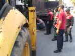 Langkah Proaktif Cegah Banjir, Babinsa Ikut Awasi Pembongkaran Saluran Irigasi