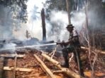 CEPAT TANGGAP, TIM DAMKAR KODIM 1309/ MANADO BANTU PADAMKAN API DI DESA WAREMBUNGAN