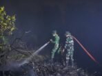 Personel Kodim 1015/Sampit Terus Berupaya Padamkan Bara Api Pasca Karhutla