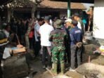 Bantu Warga Korban Kebakaran di Banjarangkan, Personel Kodim Klungkung Bersihkan Puing Bangunan Bantu Warga Korban Kebakaran di Banjarangkan, Personel Kodim Klungkung Bersihkan Puing Bangunan