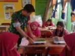 Prajurit TNI Terlibat dalam Program Pendistribusian Gizi Gratis