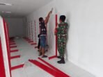 Kegiatan Pemasangan Rak Jualan oleh Babinsa Desa Sereang