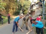 Aksi Bersih-Bersih Desa, Serka Nengah Sudiarsa Perkuat Komitmen TNI Peduli Lingkungan