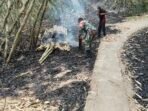 Upaya Cepat Babinsa Tembuku Tangani Kebakaran Kebun Bambu