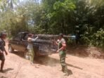 Babinsa Peninjoan Ikut Pantau Pengiriman Material Jembatan Cakar Ayam di Tukad Umapadi
