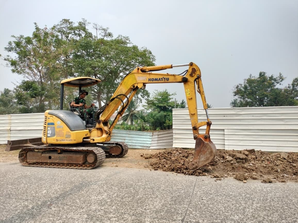 Pemasangan Begisting di Desa Sumur Bandung oleh Satgas TMMD Ke-130