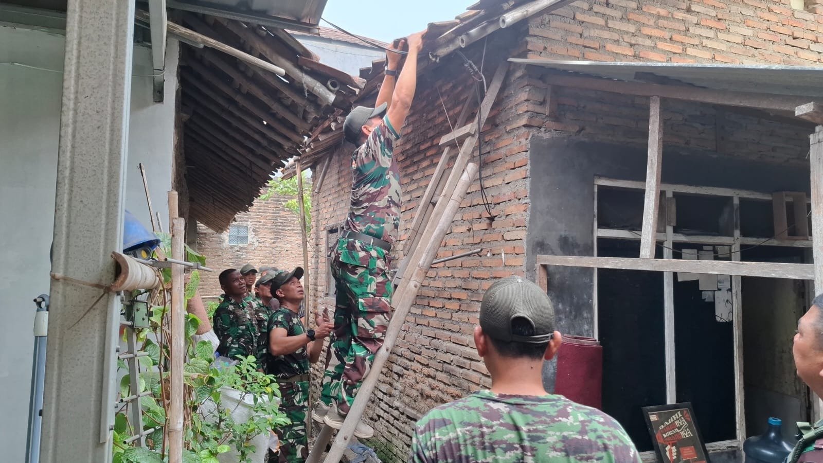 Proses Pembongkaran Rumah Tidak Layak Huni oleh Satgas TMMD ke-130