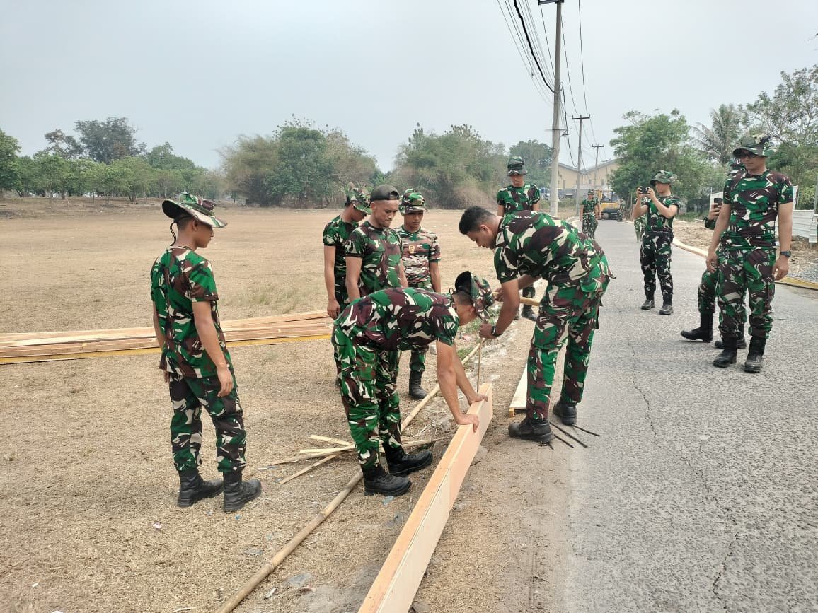 Pemasangan Bekisting oleh Satgas TMMD 130 di Desa Sumur Bandung