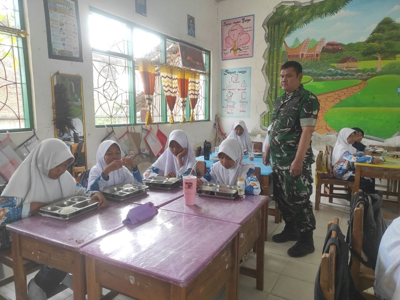Babinsa Kodim 1420/Sidrap Berikan Dukungan Program Makanan Bergizi