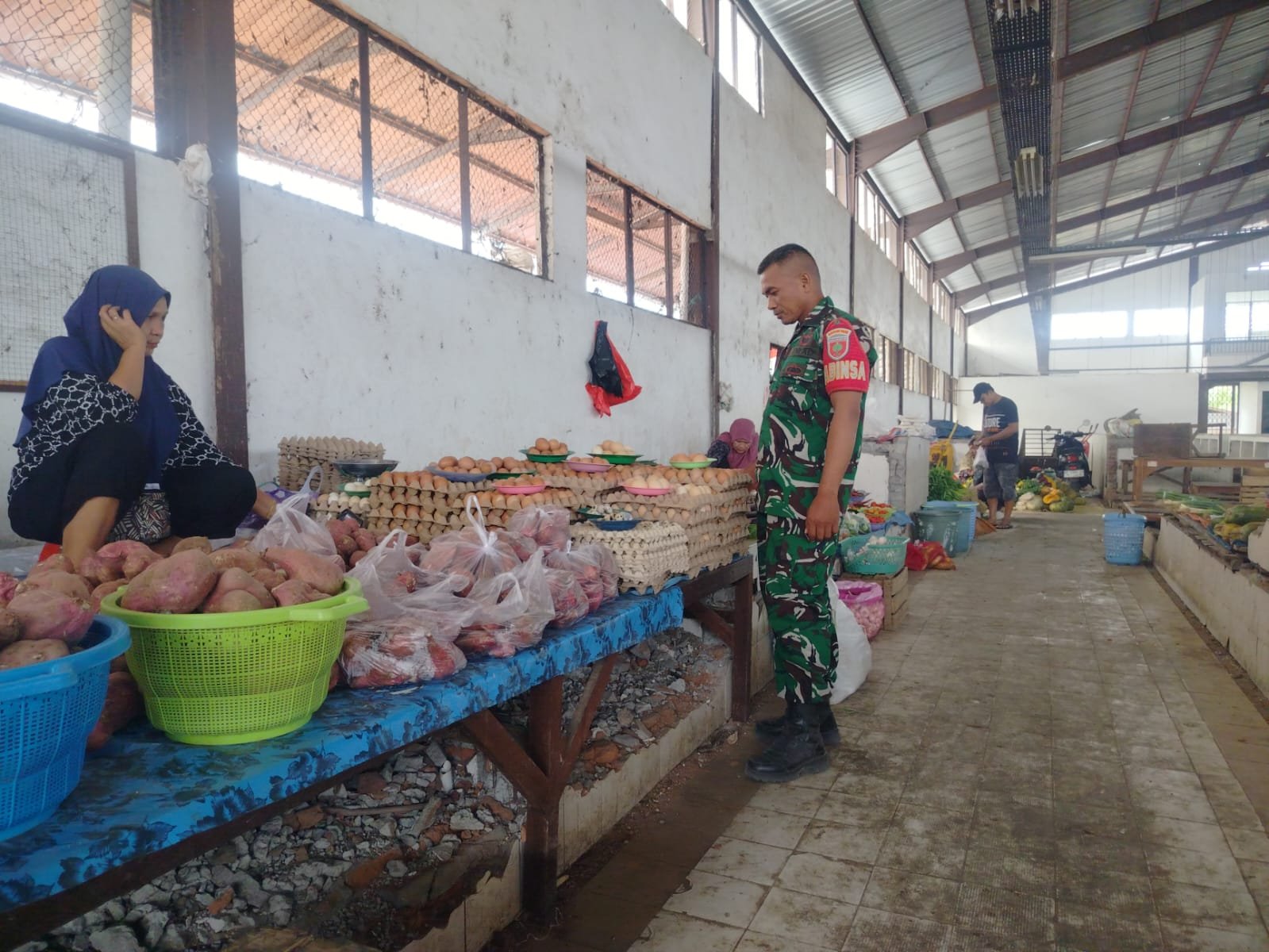 Koramil Baranti Tindaklanjuti Ketersediaan Sembako dengan Pemantauan di Pasar