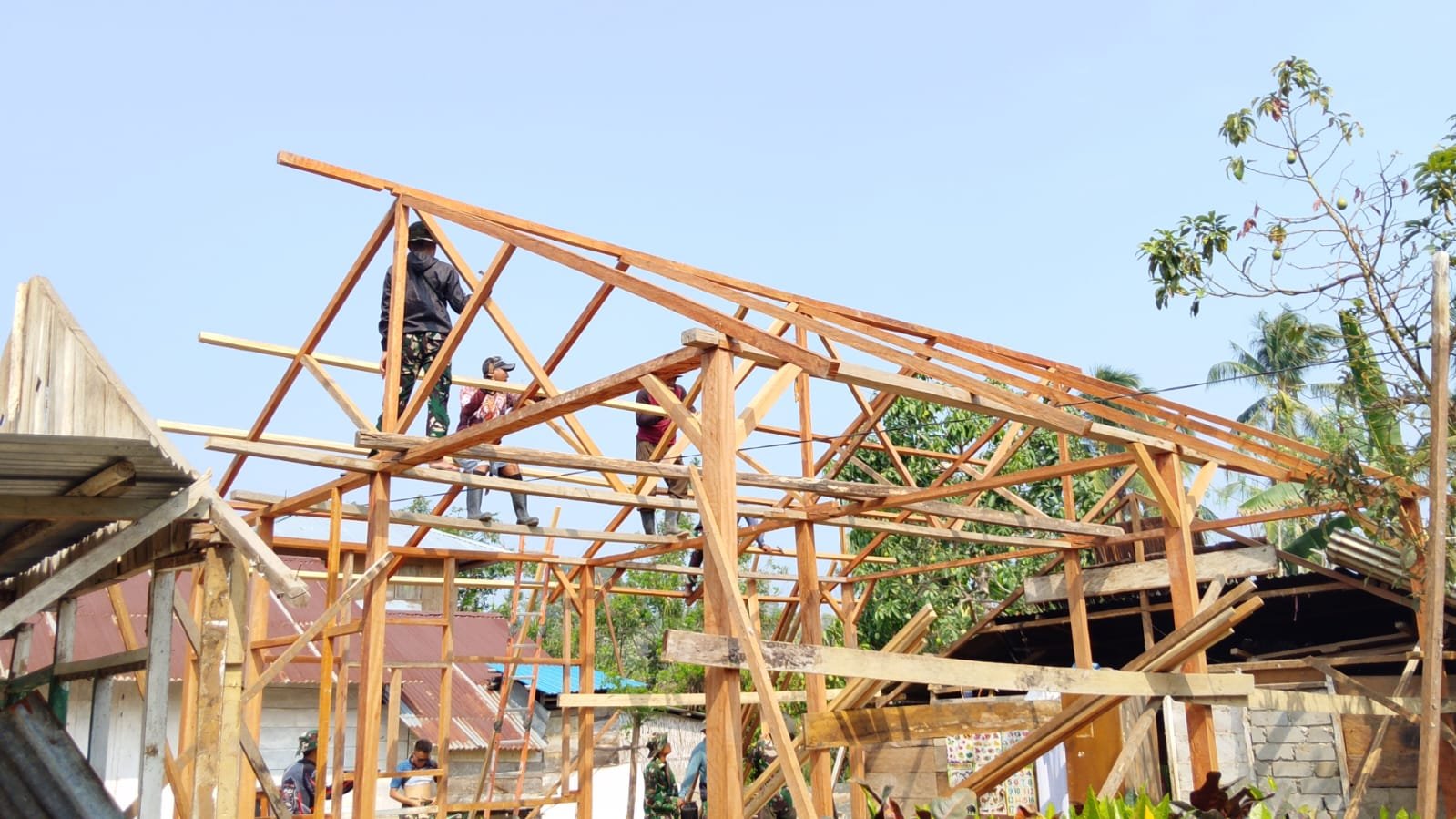 Progres Pembangunan RTLH: Rangka Atap Arianto Atan Telah Terpasang